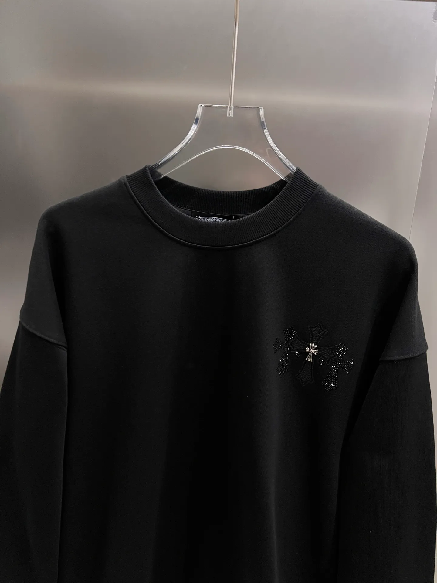 🅿️280 CH Crowe 2025 Autumn and Winter New Style Round Neck Long Sleeve Sweater Cross Patch Leather + Customized Hardware Metal Horseshoe Sanskrit Characters + Middle Eastern Australian Diamond Design Craftsmanship The real thing is great🔥Same style for men and women, loose version Size S M L XL XXL Five sizes Black White